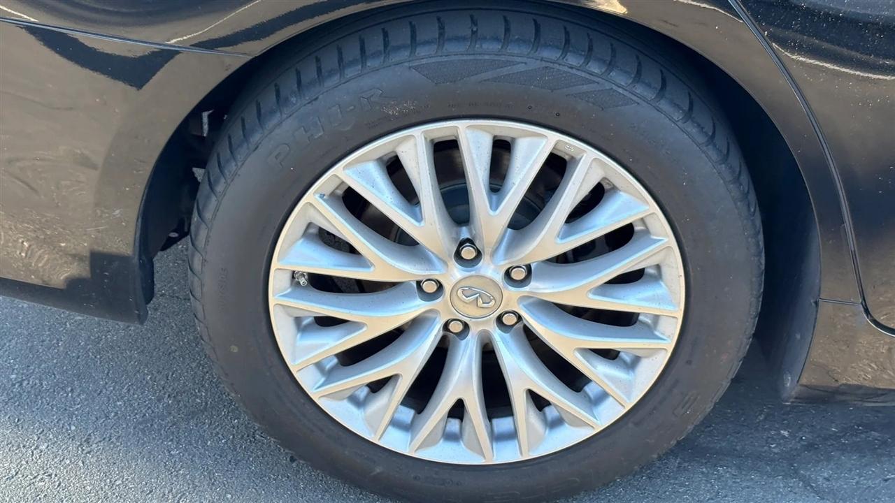 Infiniti Q70  2015