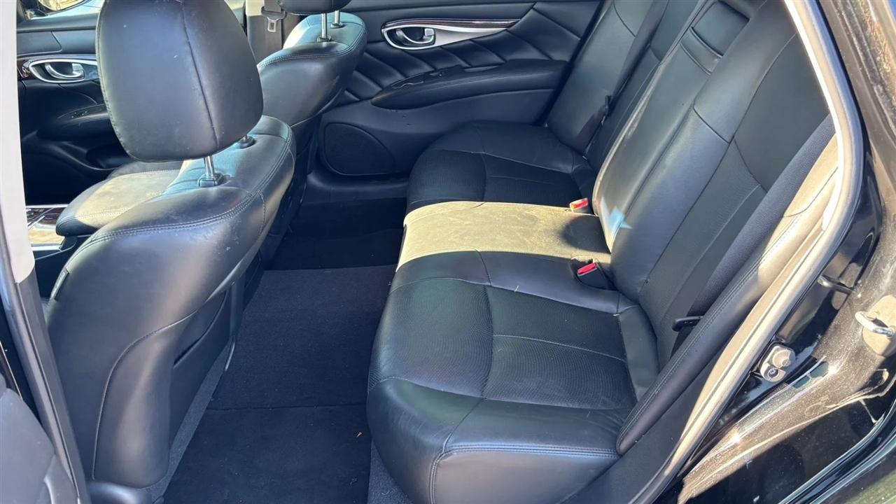 Infiniti Q70  2015