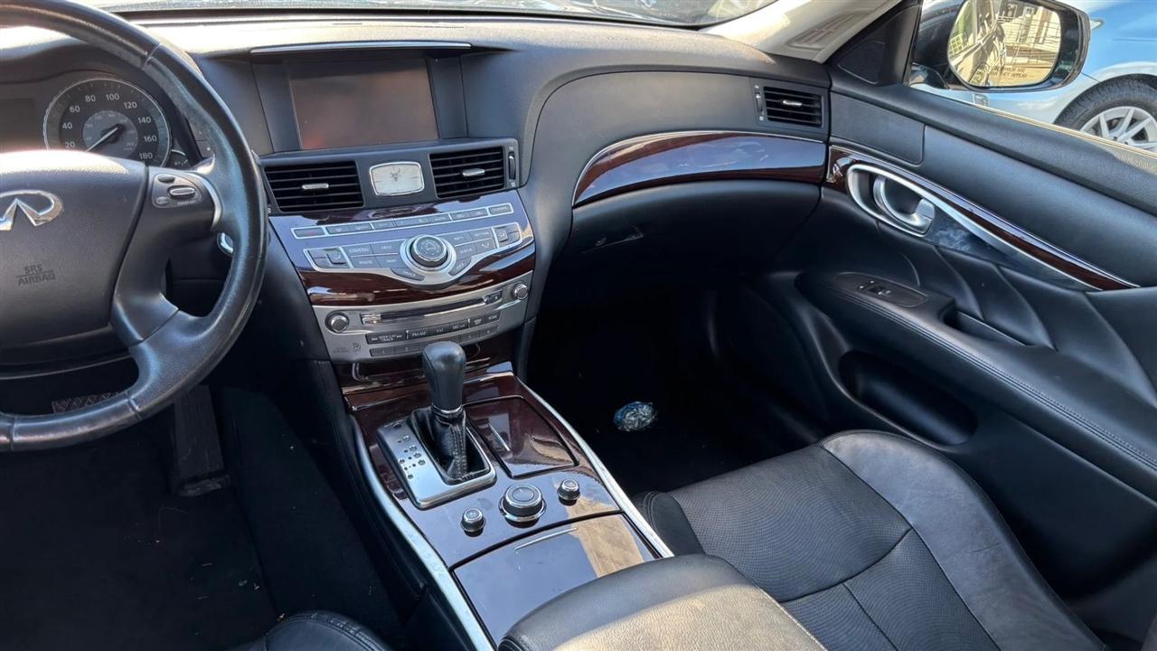 Infiniti Q70  2015