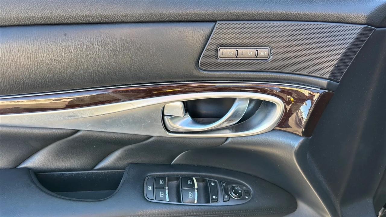 Infiniti Q70  2015
