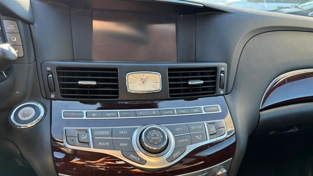 Infiniti Q70  2015