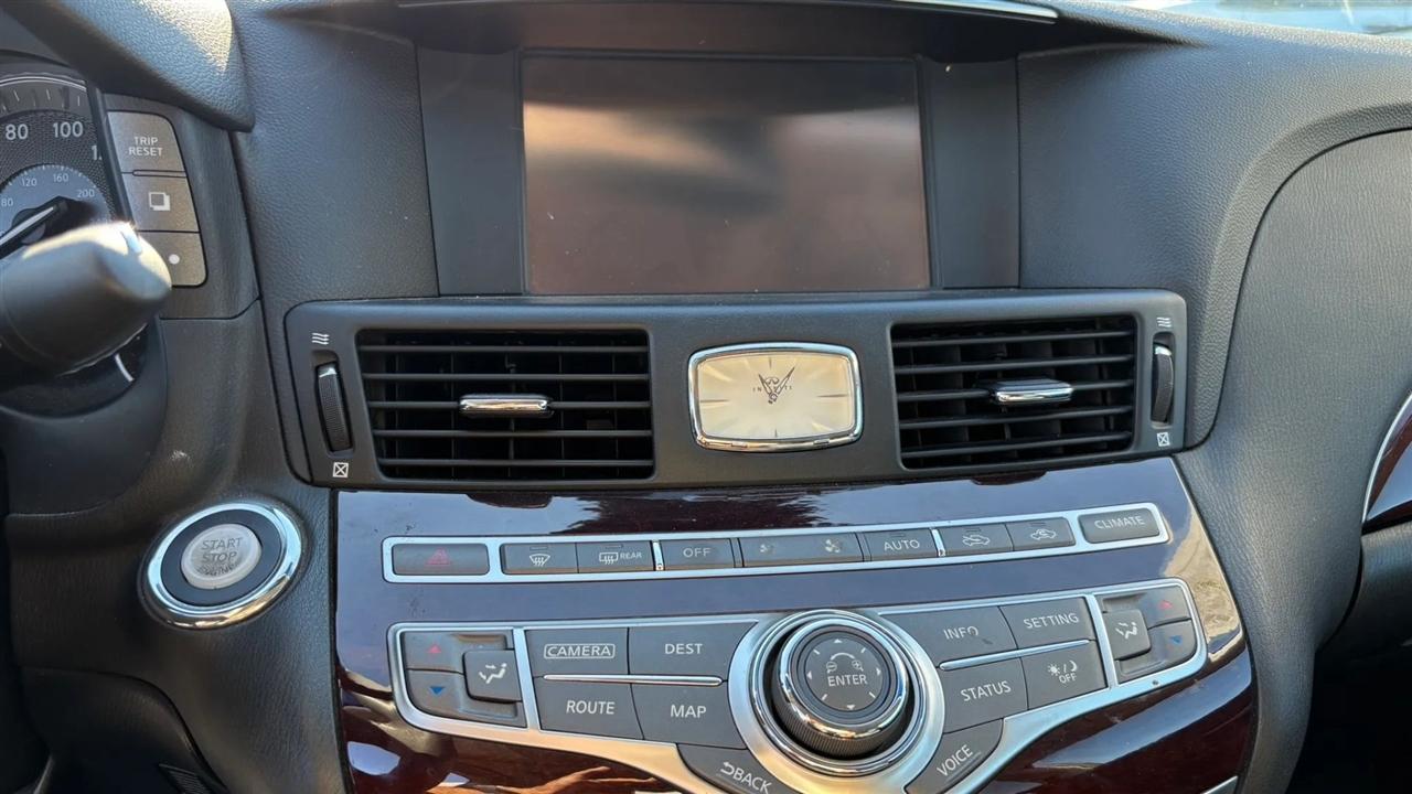 Infiniti Q70  2015