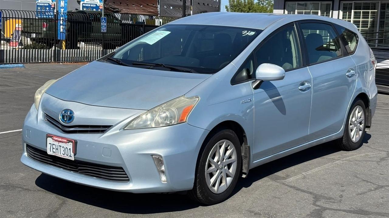 Toyota Prius V  2014