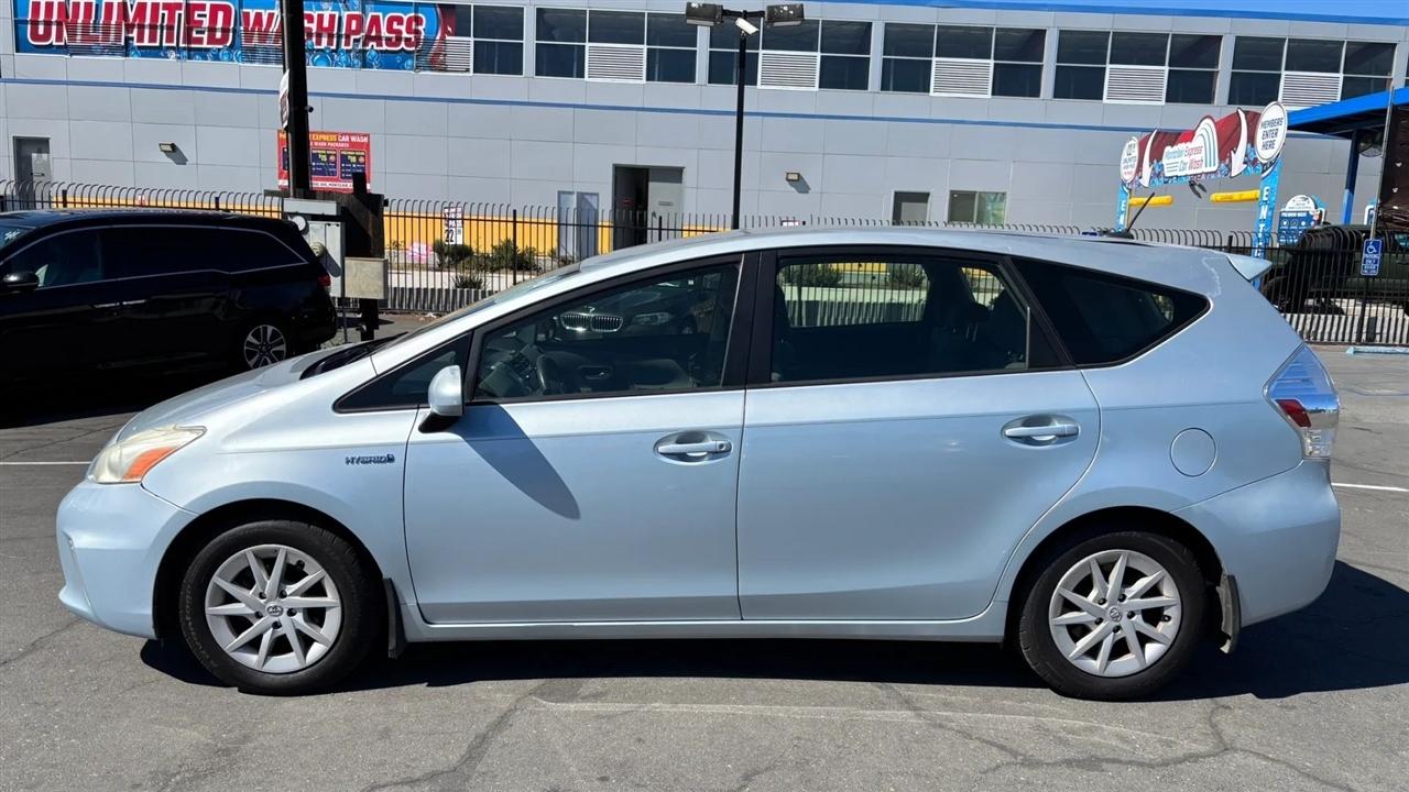 Toyota Prius V  2014