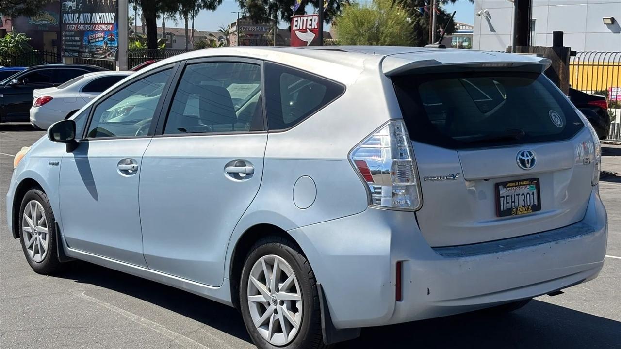 Toyota Prius V  2014