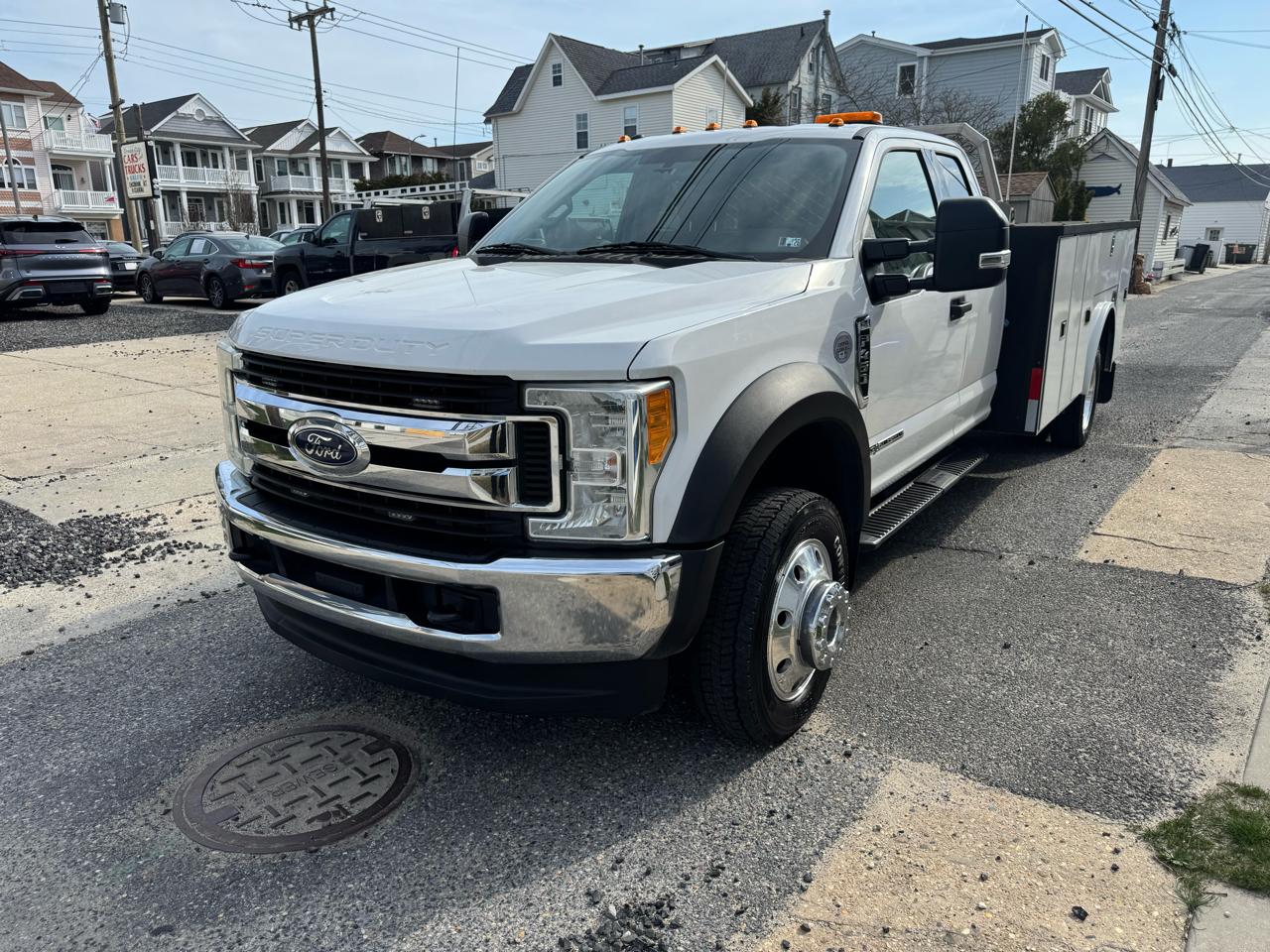 2017 Ford Super Duty F-450 DRW 4WD SuperCab 186" WB 84" CA XLT