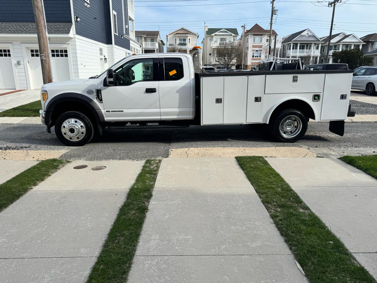 Ford Super Duty F-450 DRW 4WD SuperCab 186" WB 84" CA XLT 2017