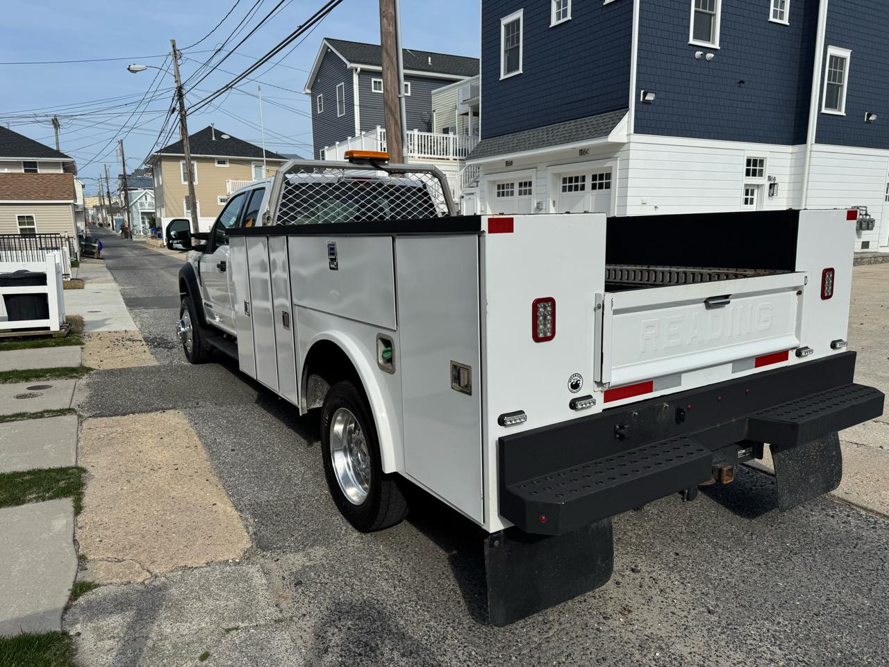 Ford Super Duty F-450 DRW 4WD SuperCab 186" WB 84" CA XLT 2017