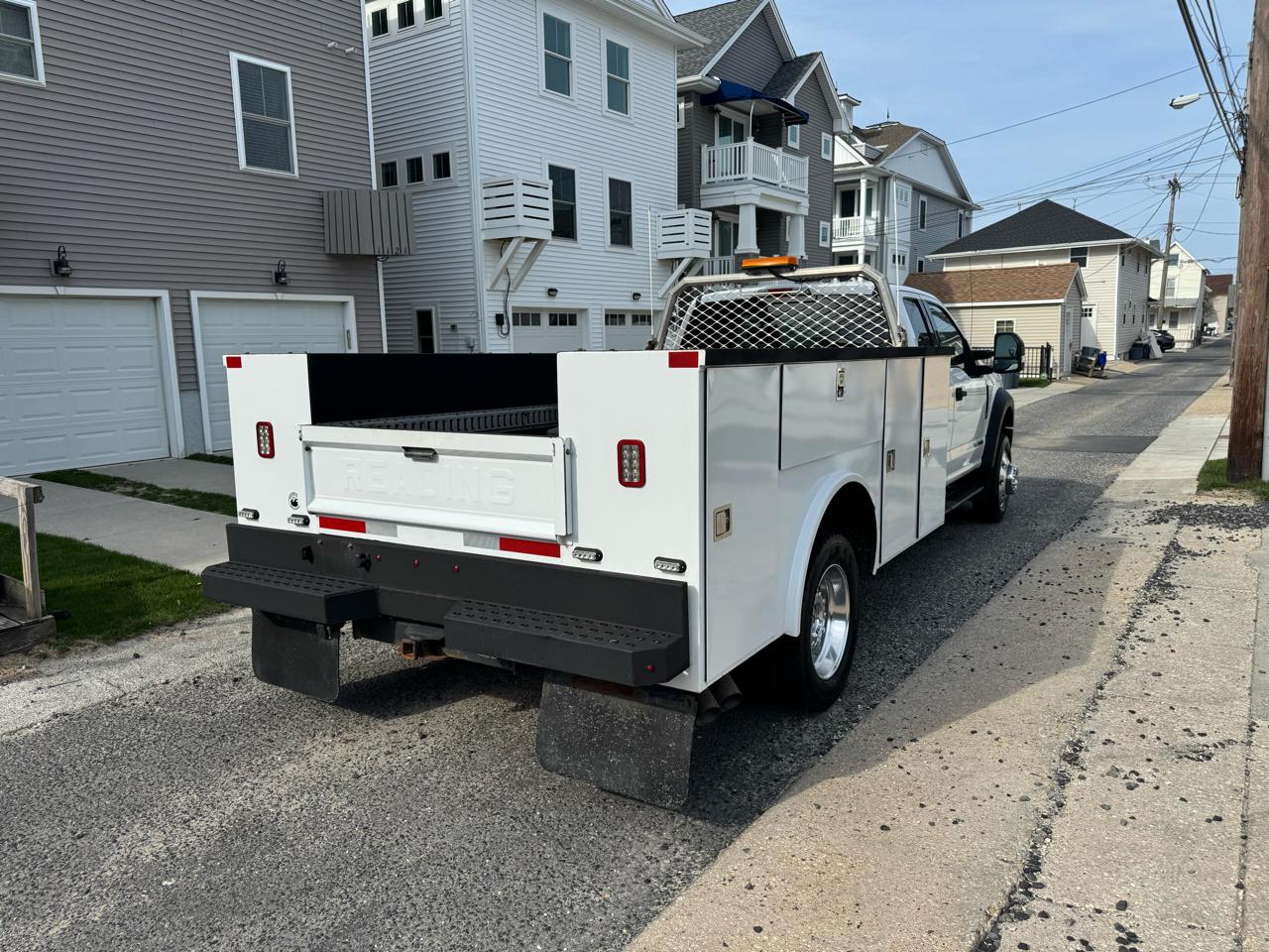 Ford Super Duty F-450 DRW 4WD SuperCab 186" WB 84" CA XLT 2017