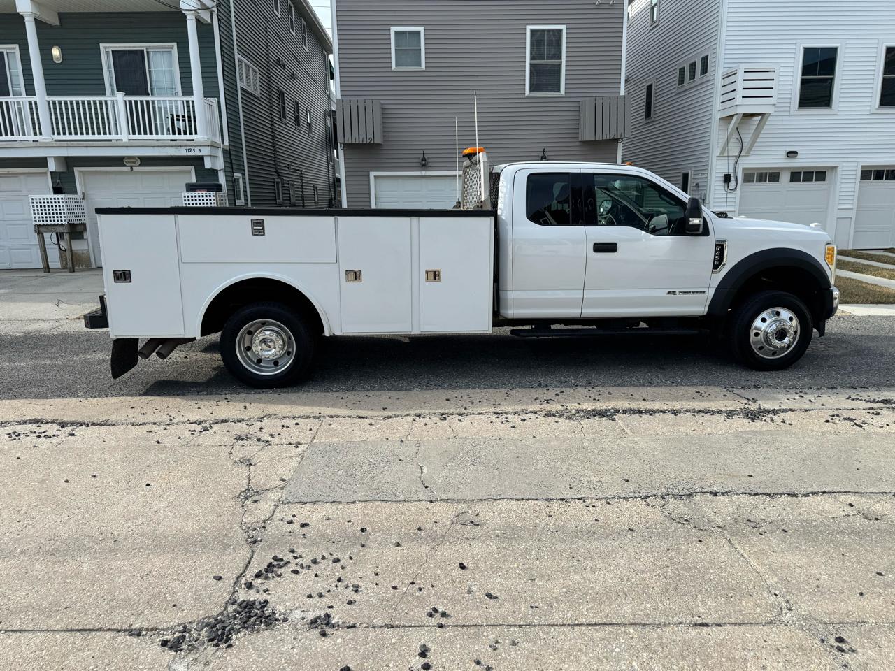 Ford Super Duty F-450 DRW 4WD SuperCab 186" WB 84" CA XLT 2017