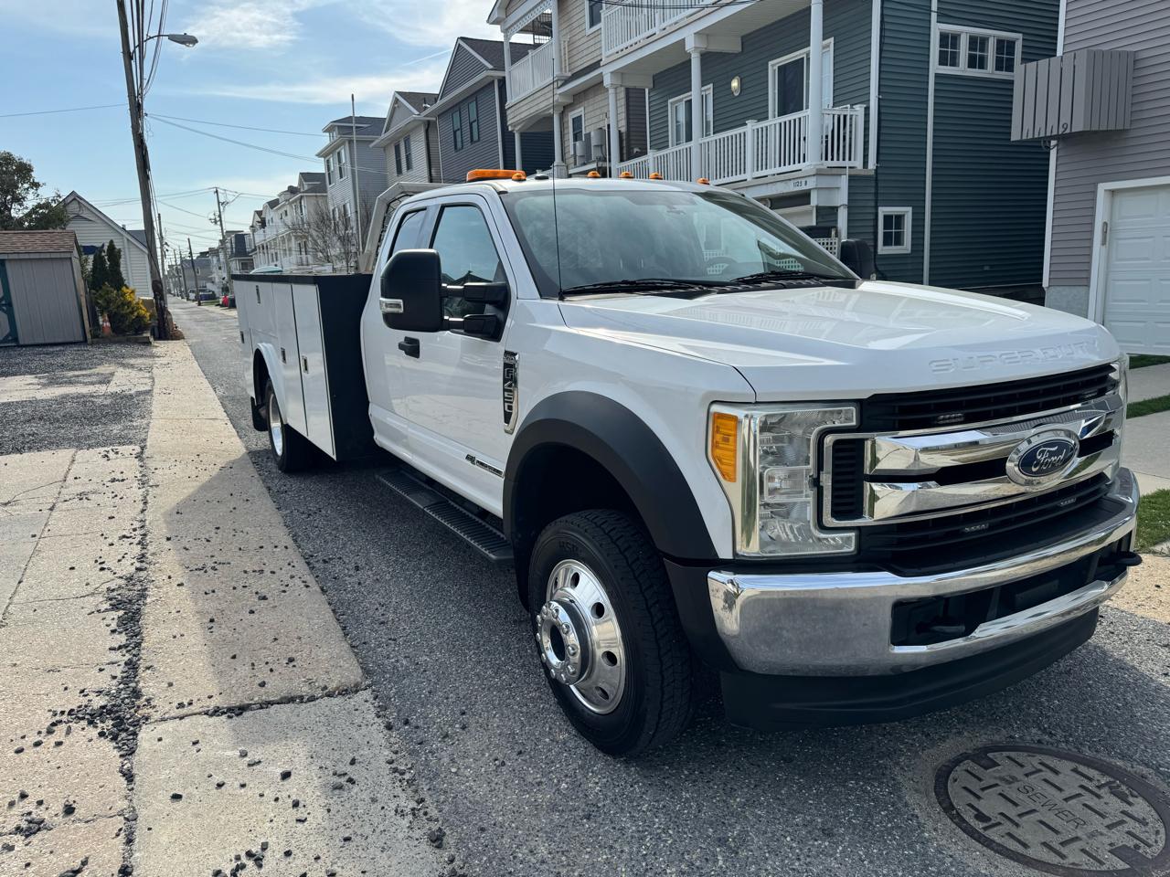 Ford Super Duty F-450 DRW 4WD SuperCab 186" WB 84" CA XLT 2017