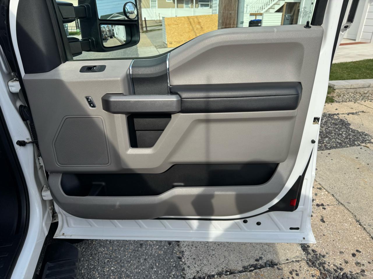 Ford Super Duty F-450 DRW 4WD SuperCab 186" WB 84" CA XLT 2017