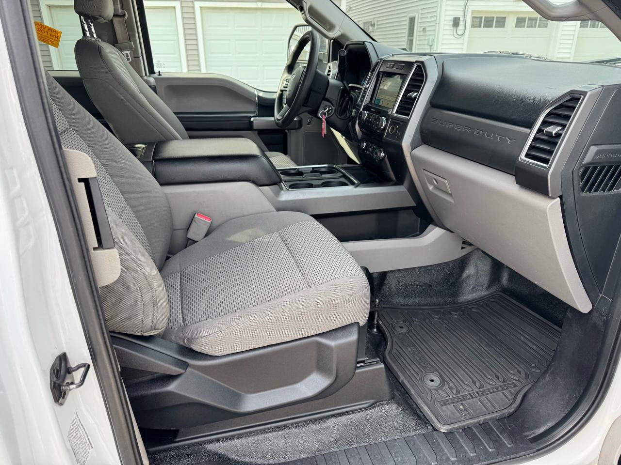 Ford Super Duty F-450 DRW 4WD SuperCab 186" WB 84" CA XLT 2017