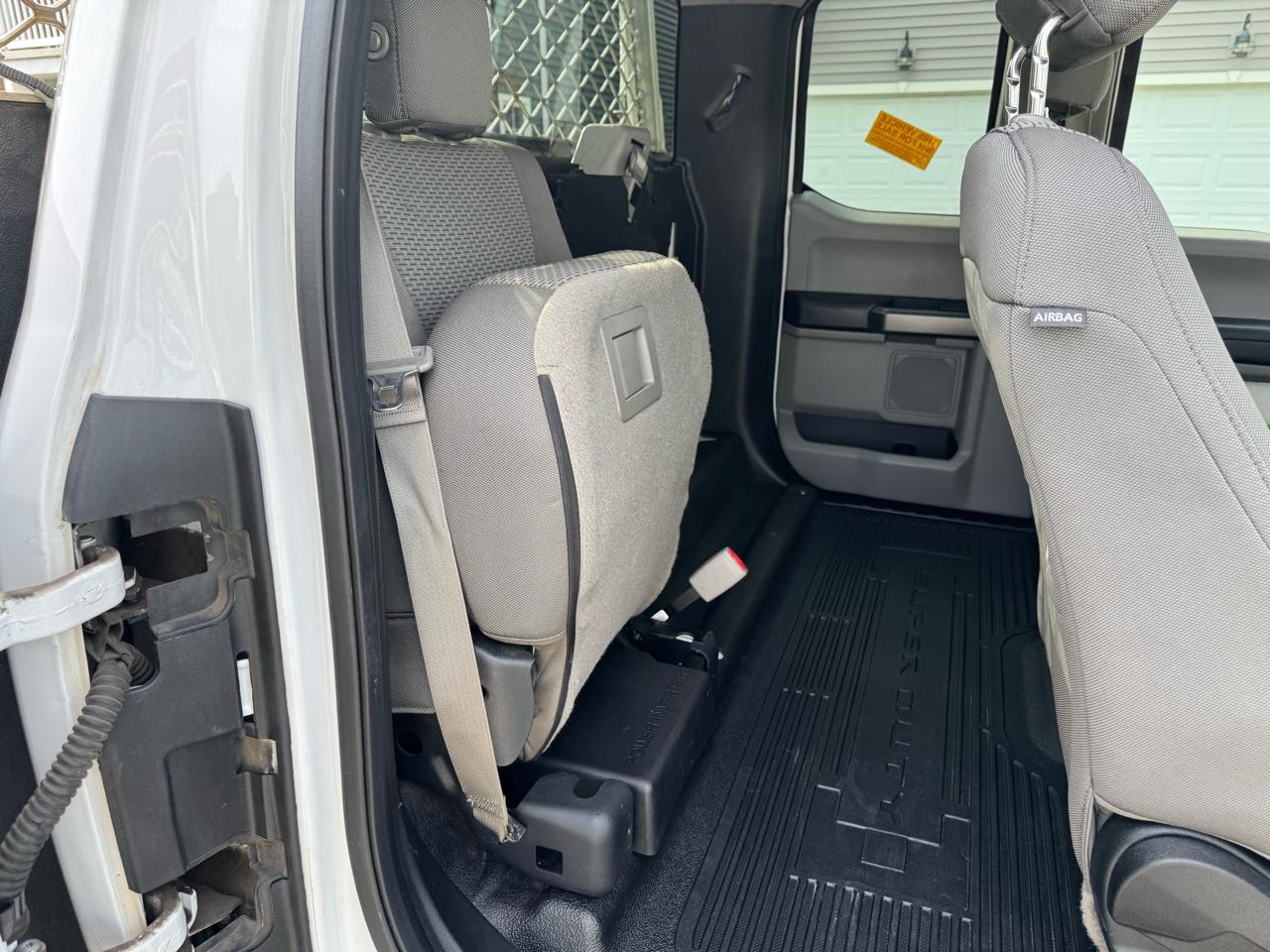 Ford Super Duty F-450 DRW 4WD SuperCab 186" WB 84" CA XLT 2017