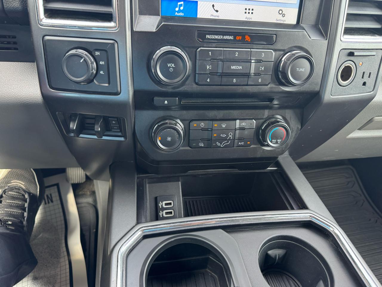 Ford Super Duty F-450 DRW 4WD SuperCab 186" WB 84" CA XLT 2017