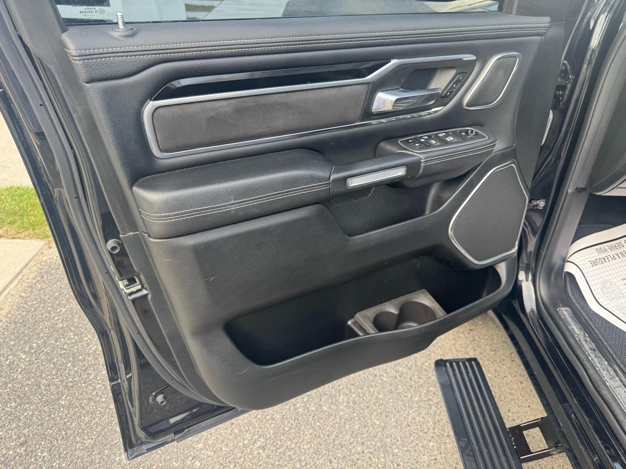RAM 1500 Laramie 4x4 Crew Cab 5'7" Box 2021