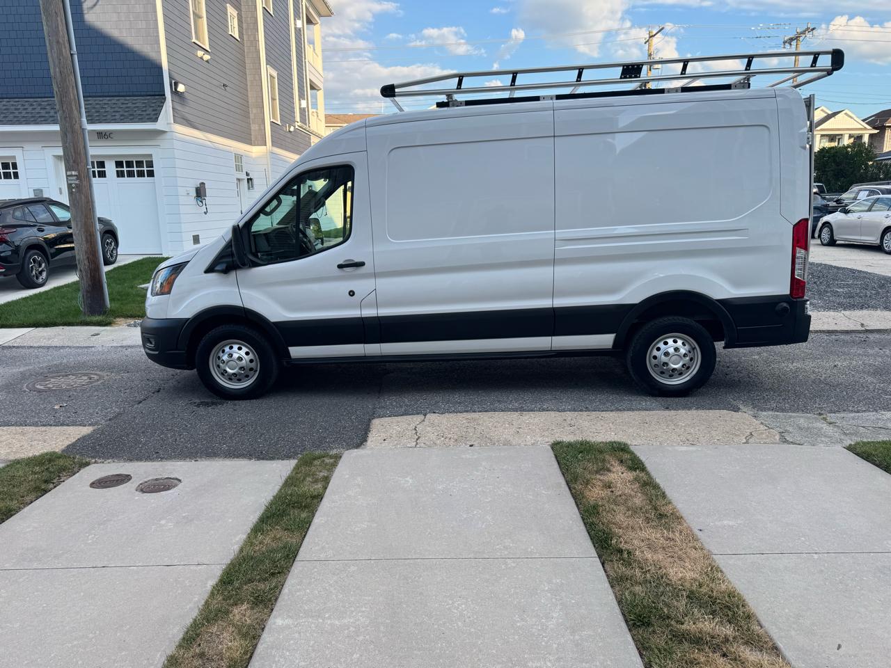 Ford Transit Cargo Van T-250 148" Med Rf 9070 GVWR RWD 2024