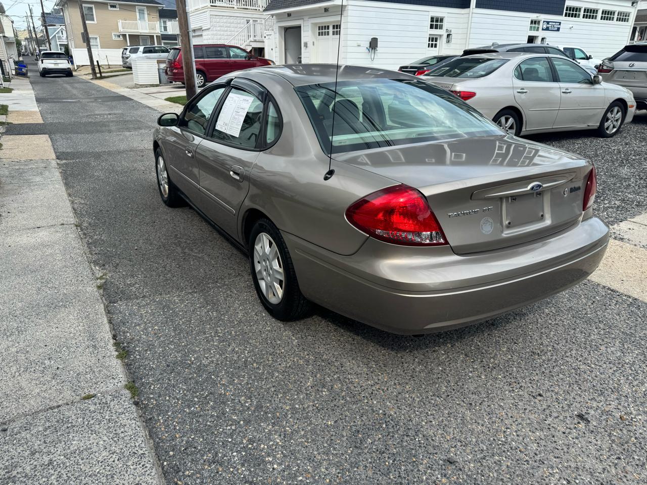 Ford Taurus 4dr Sdn SE 2007