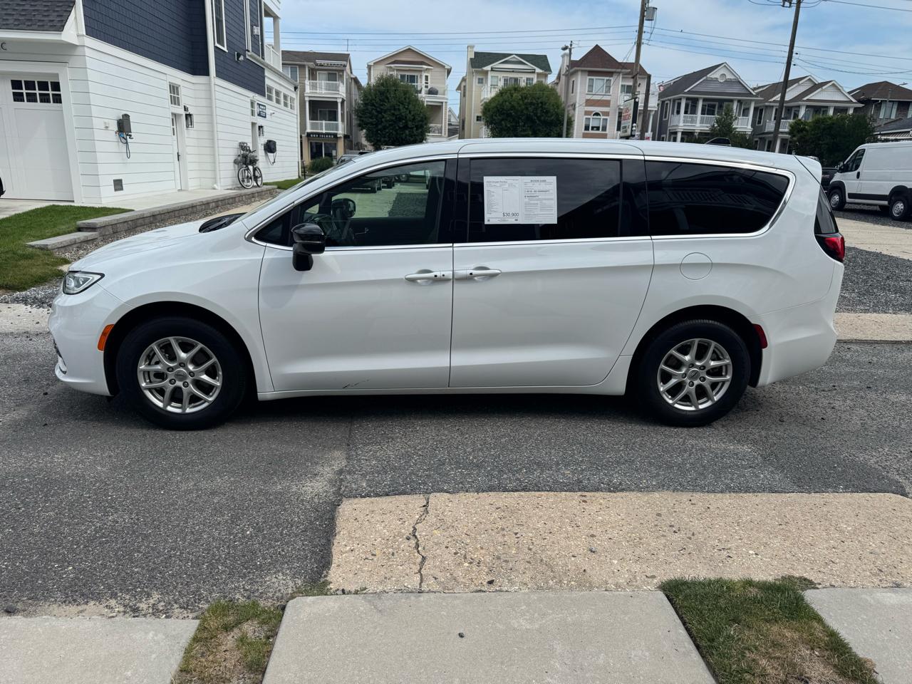Chrysler Pacifica Select FWD 2025