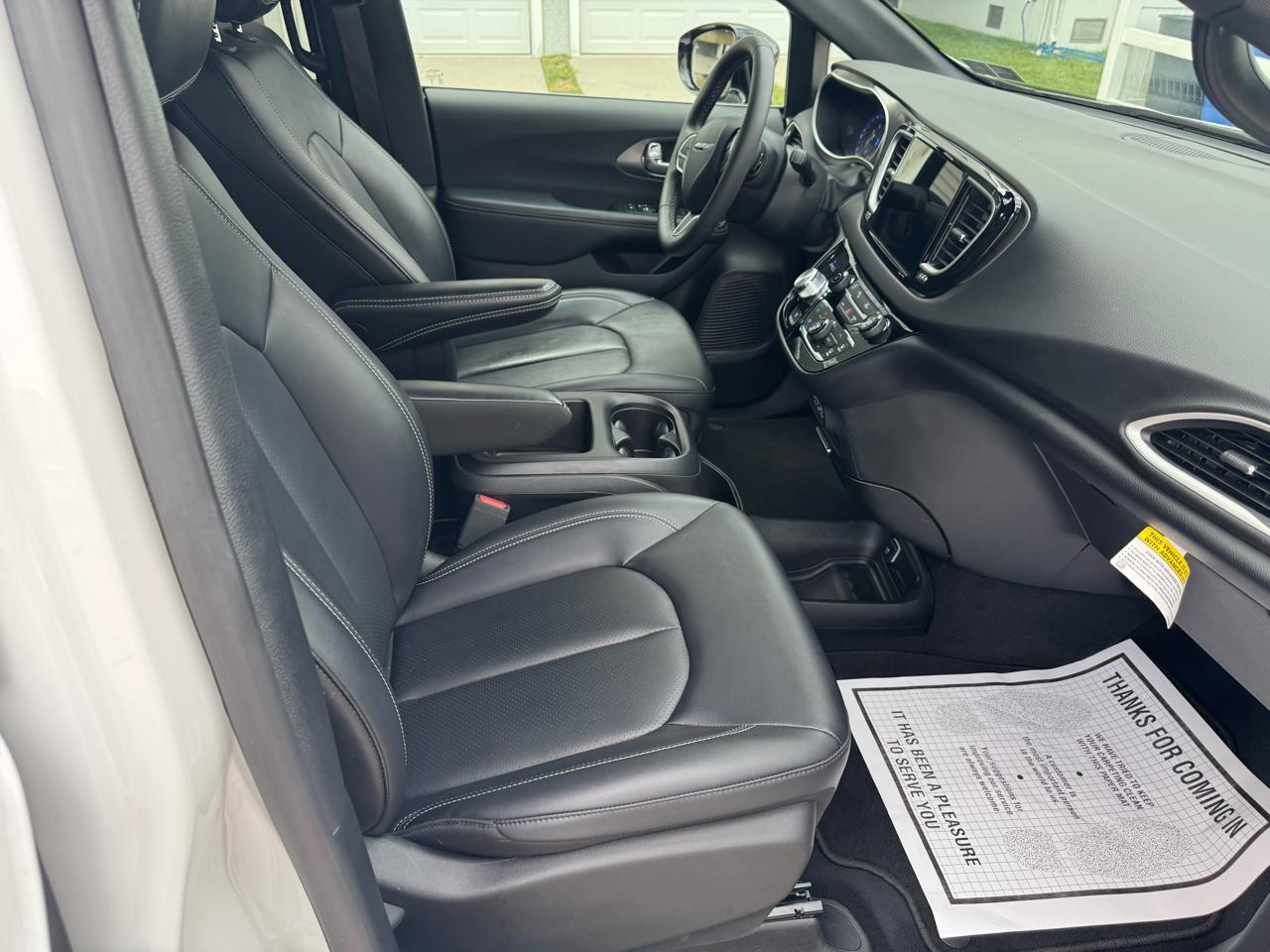 Chrysler Pacifica Select FWD 2025