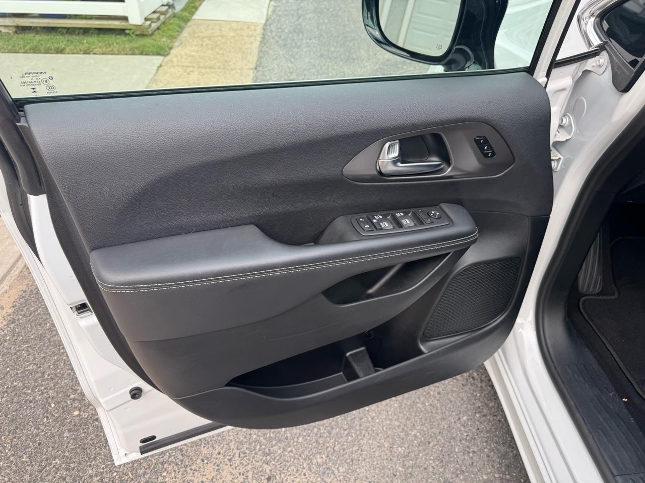 Chrysler Pacifica Select FWD 2025