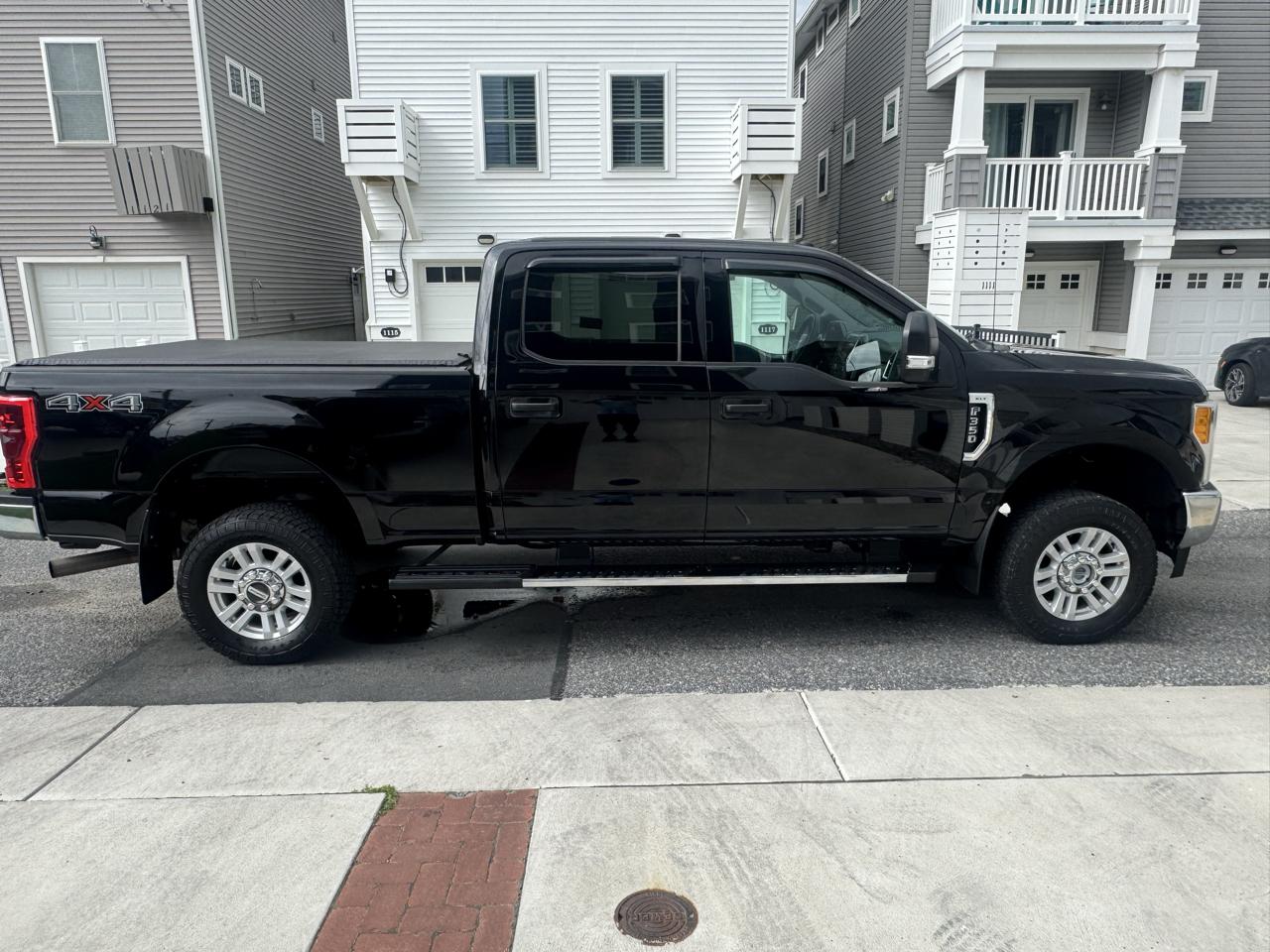 Ford Super Duty F-350 SRW XLT 4WD Crew Cab 6.75' Box 2017