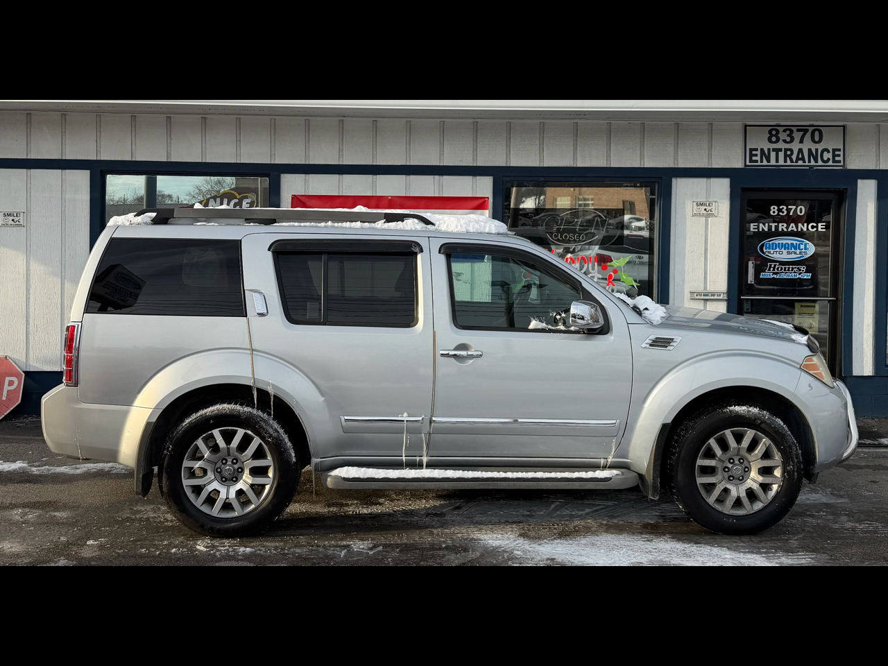 2011 Nissan Pathfinder LE's photo