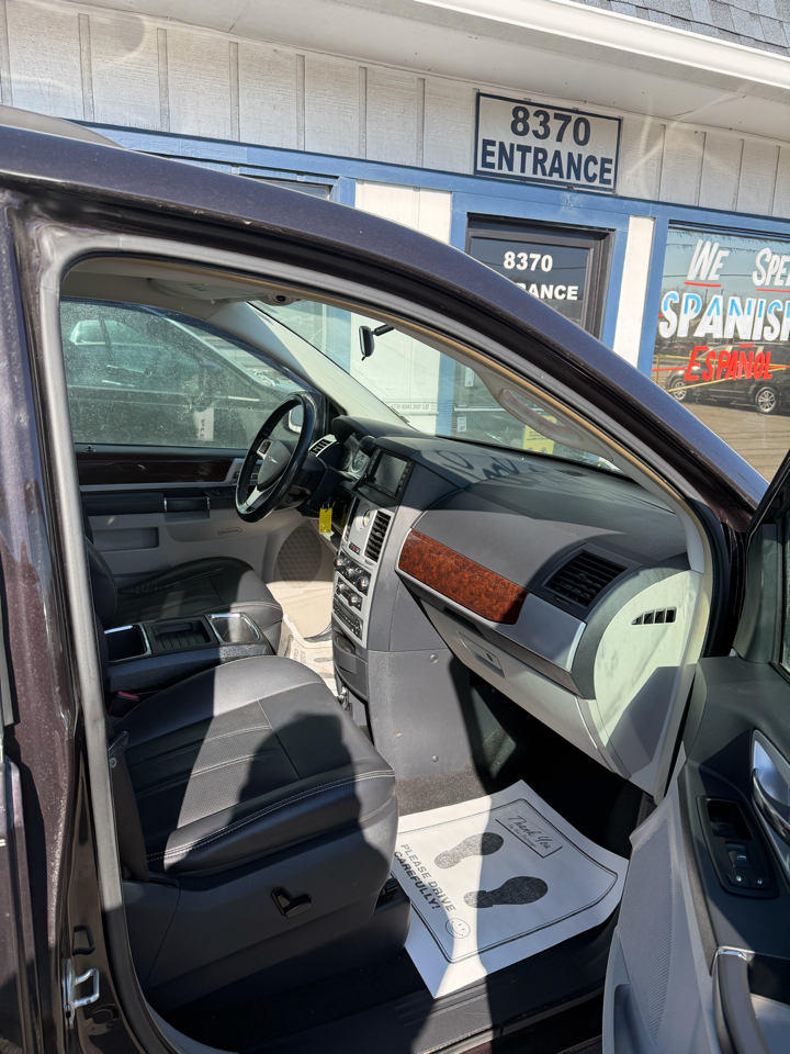 Chrysler Town & Country Touring Plus 2010