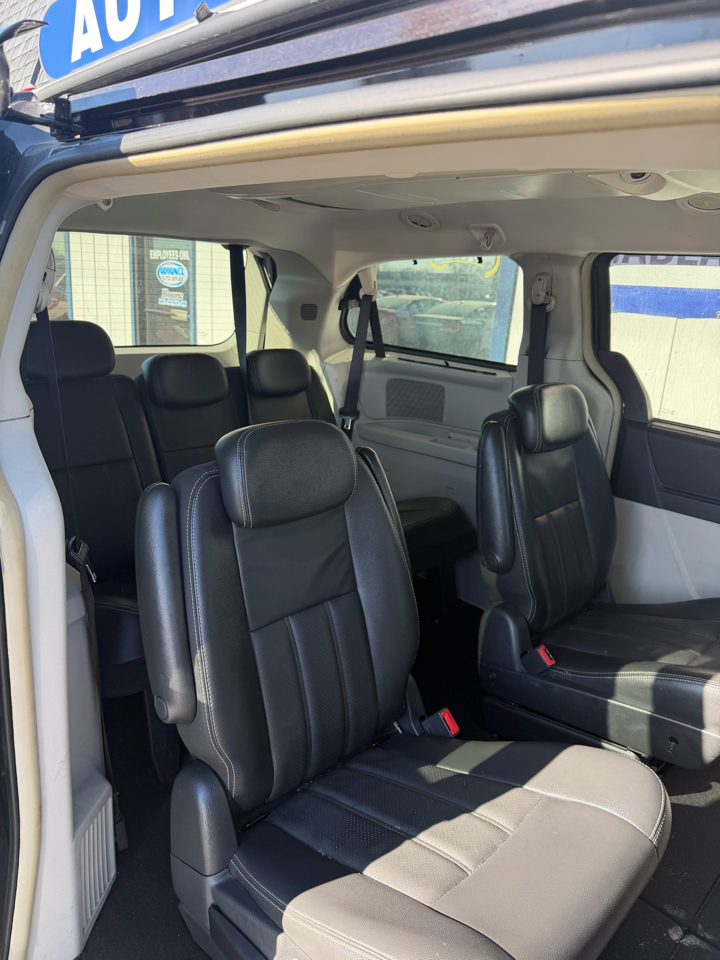 Chrysler Town & Country Touring Plus 2010