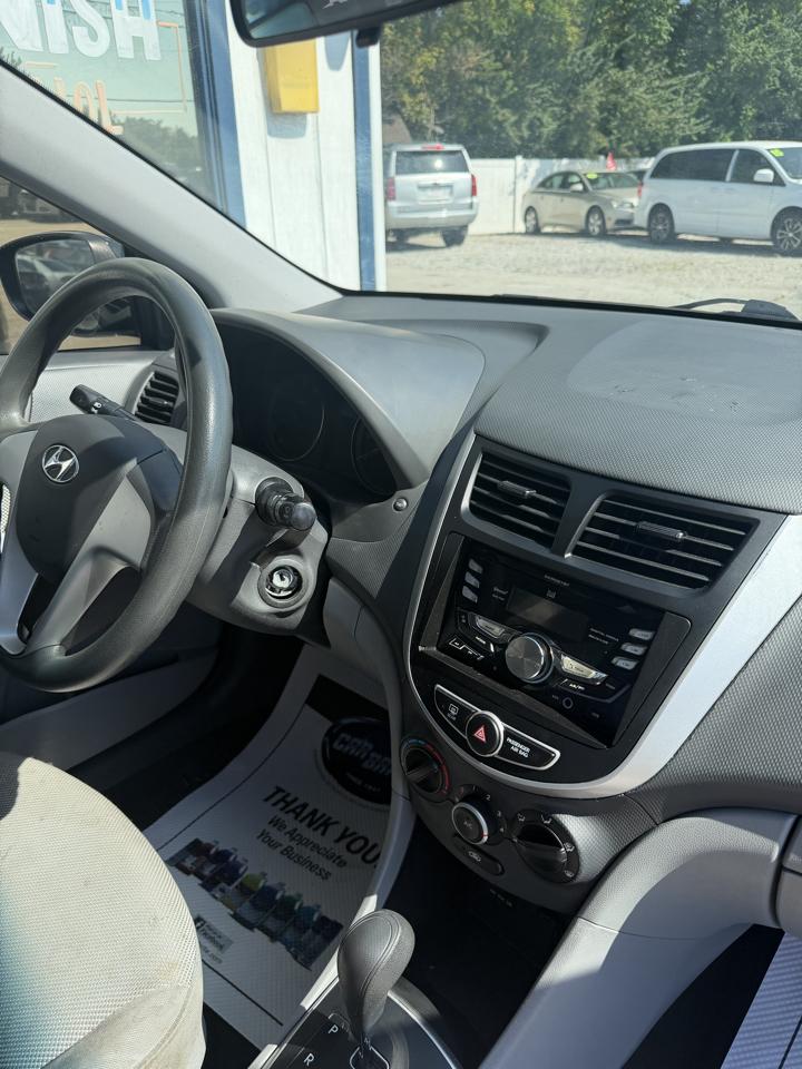 Hyundai Accent GLS 4-Door 2012