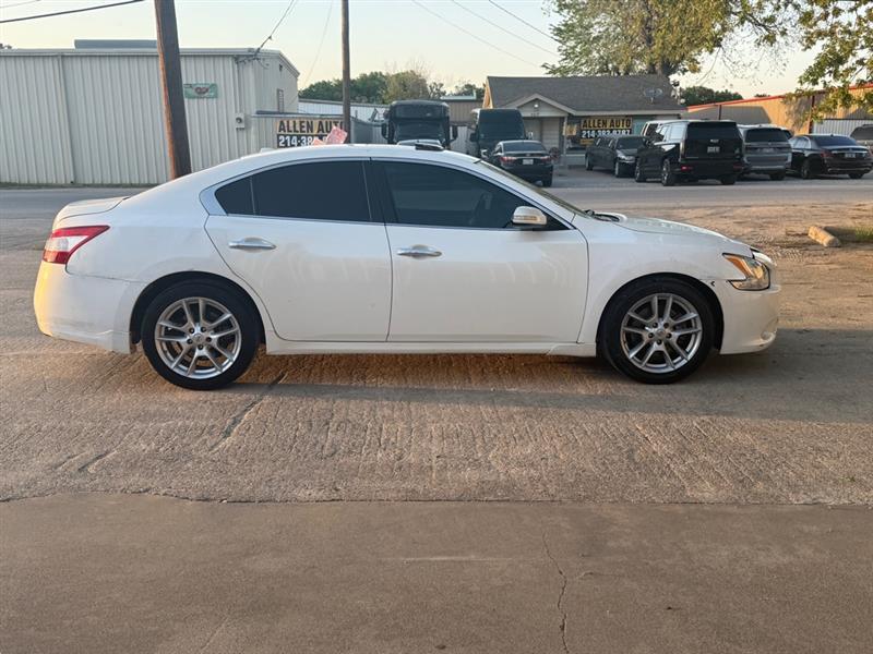 Nissan Maxima  2010