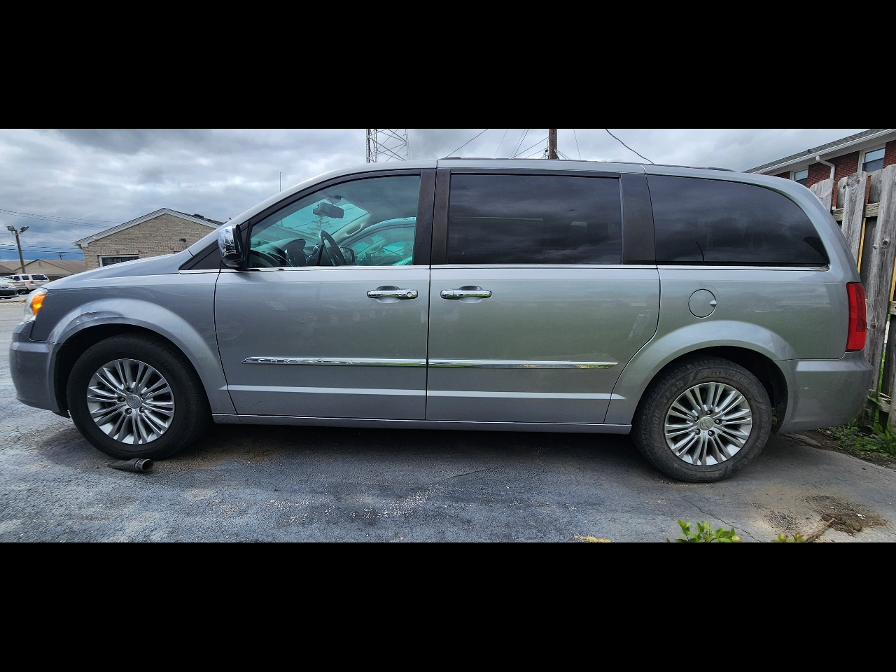 2014 Chrysler Town & Country Touring's photo