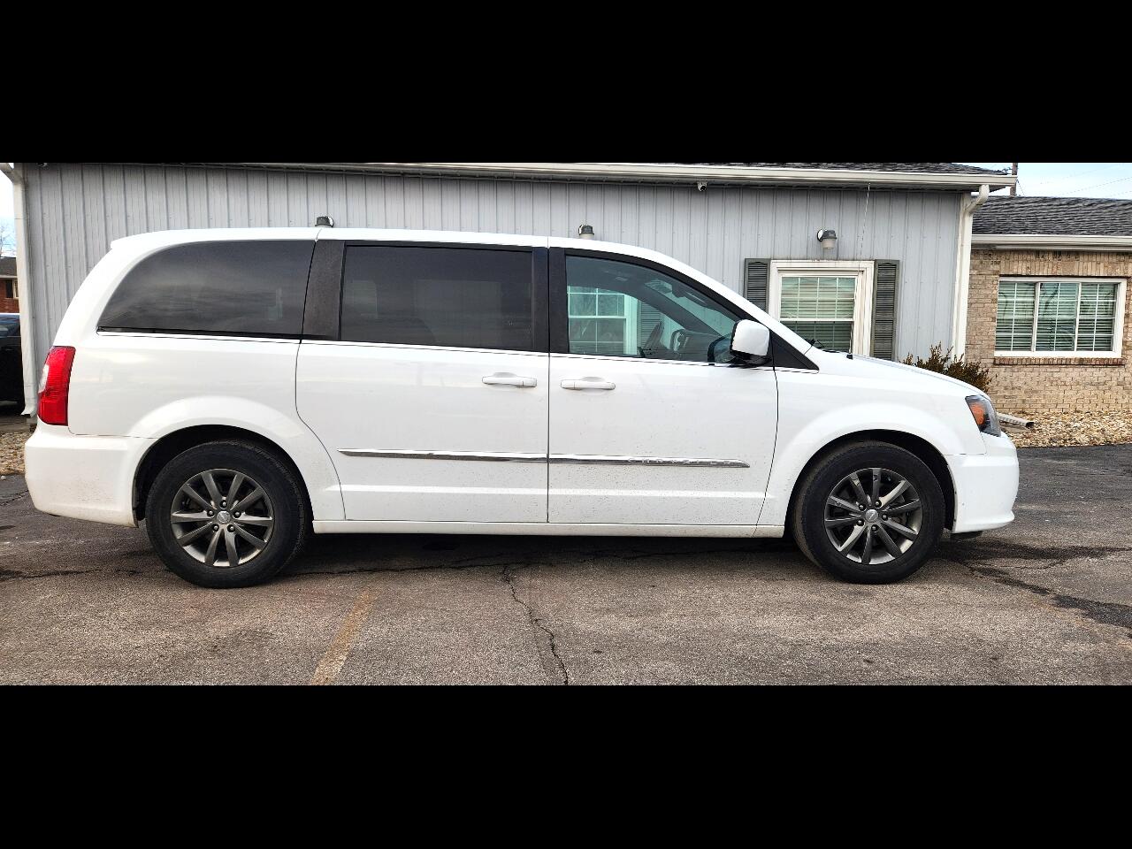 2015 Chrysler Town & Country S's photo