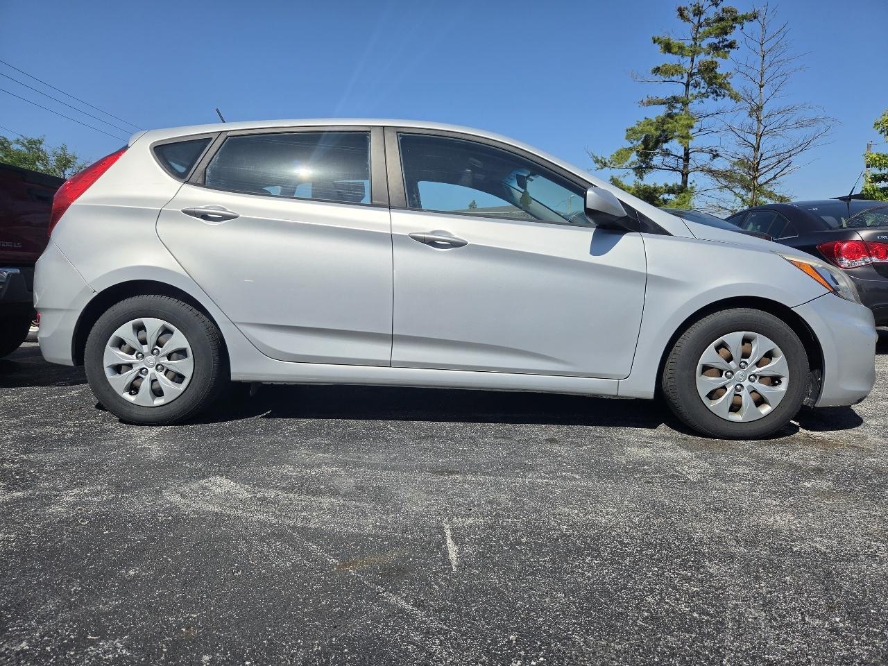 2017 Hyundai Accent SE 5-Door 6A