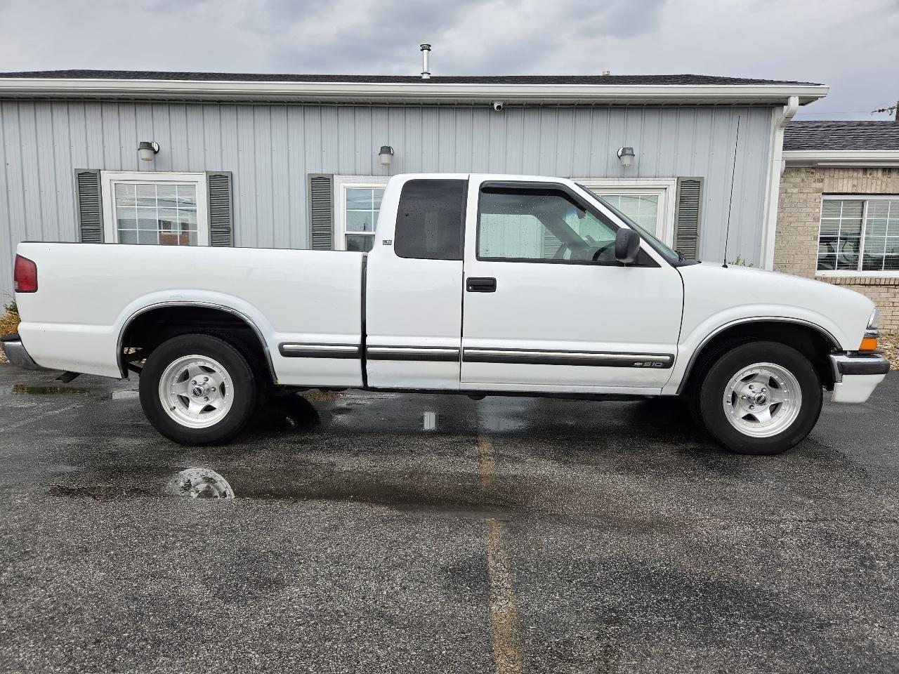 2000 Chevrolet S10 Pickup LS Ext. Cab 2WD