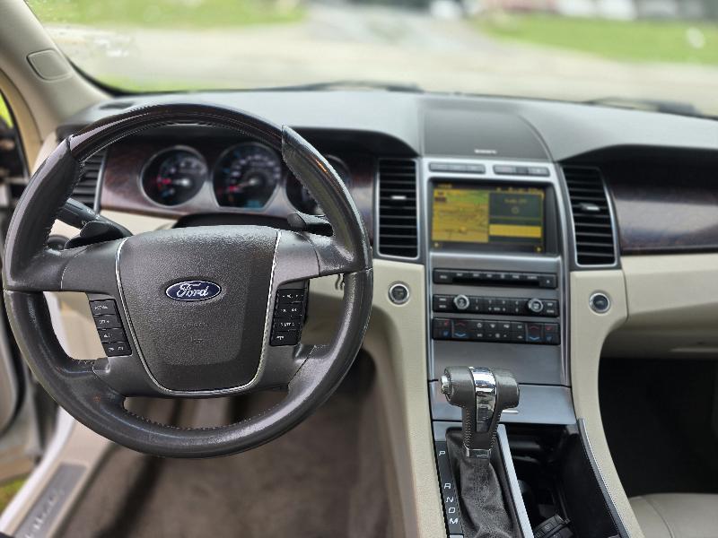 Ford Taurus Limited FWD 2010