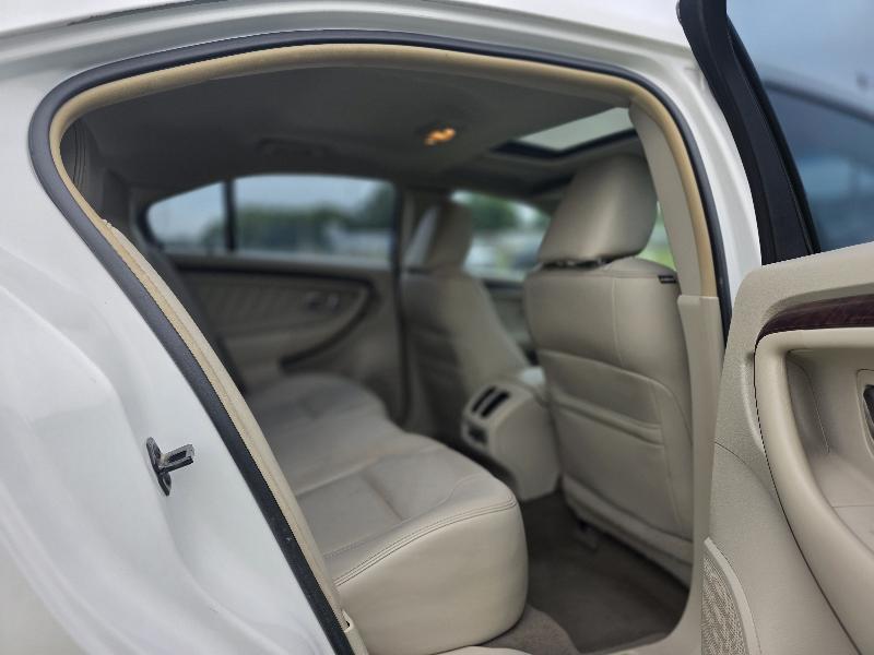 Ford Taurus Limited FWD 2010