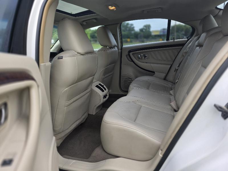 Ford Taurus Limited FWD 2010