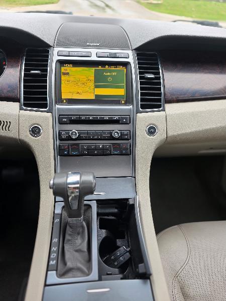 Ford Taurus Limited FWD 2010