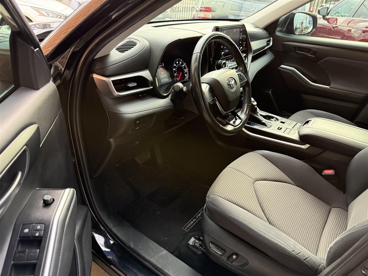 Toyota Highlander LE AWD V6 2021