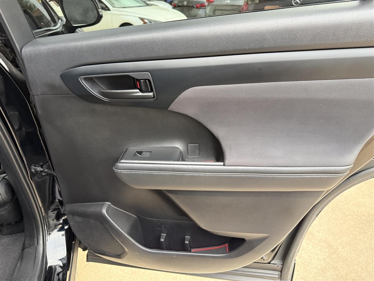 Toyota Highlander LE AWD V6 2021
