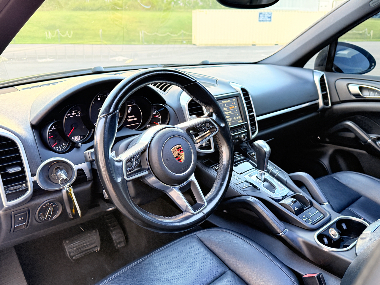 2016 Porsche Cayenne photo 2