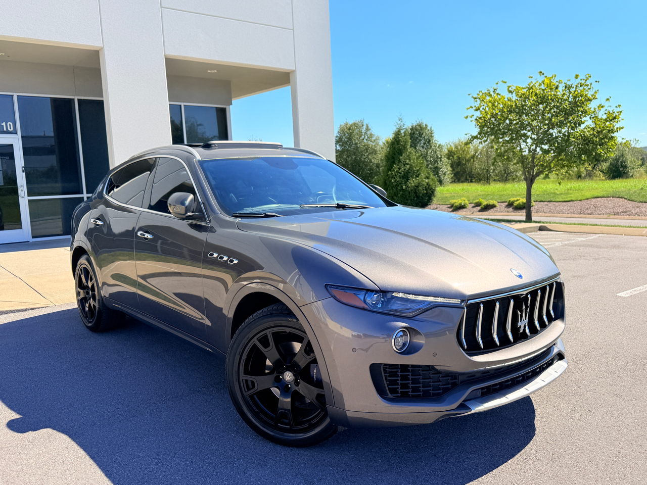 2017 Maserati Levante photo 2
