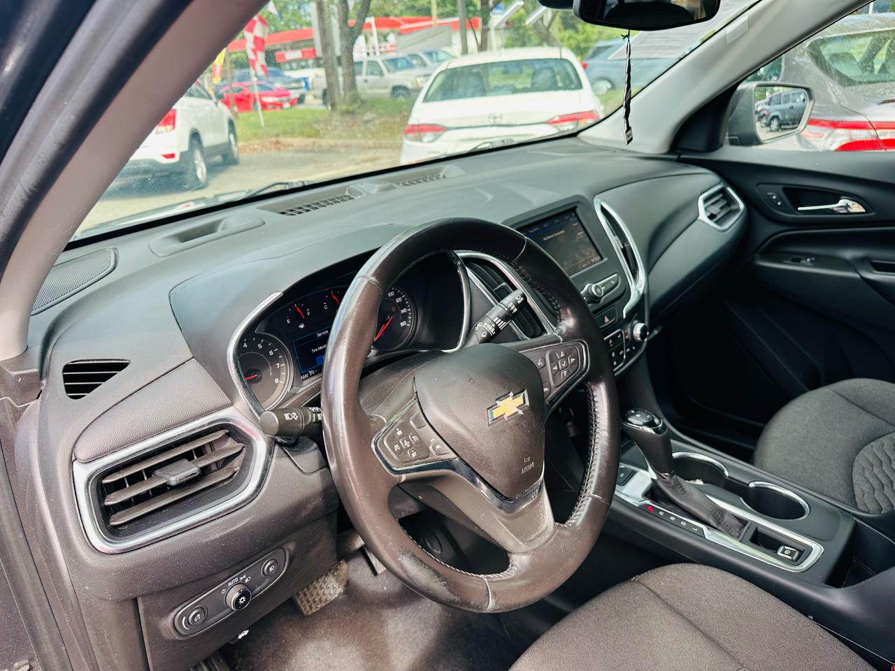 2020 Chevrolet Equinox LT photo 2
