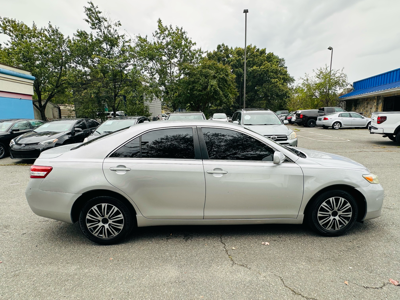 2010 Toyota Camry LE photo 5