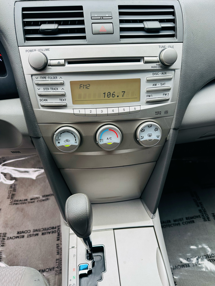 2010 Toyota Camry LE photo 9
