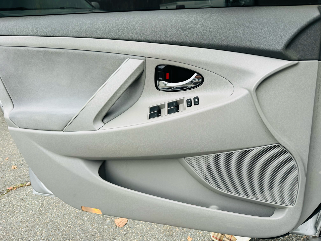 2010 Toyota Camry LE photo 11