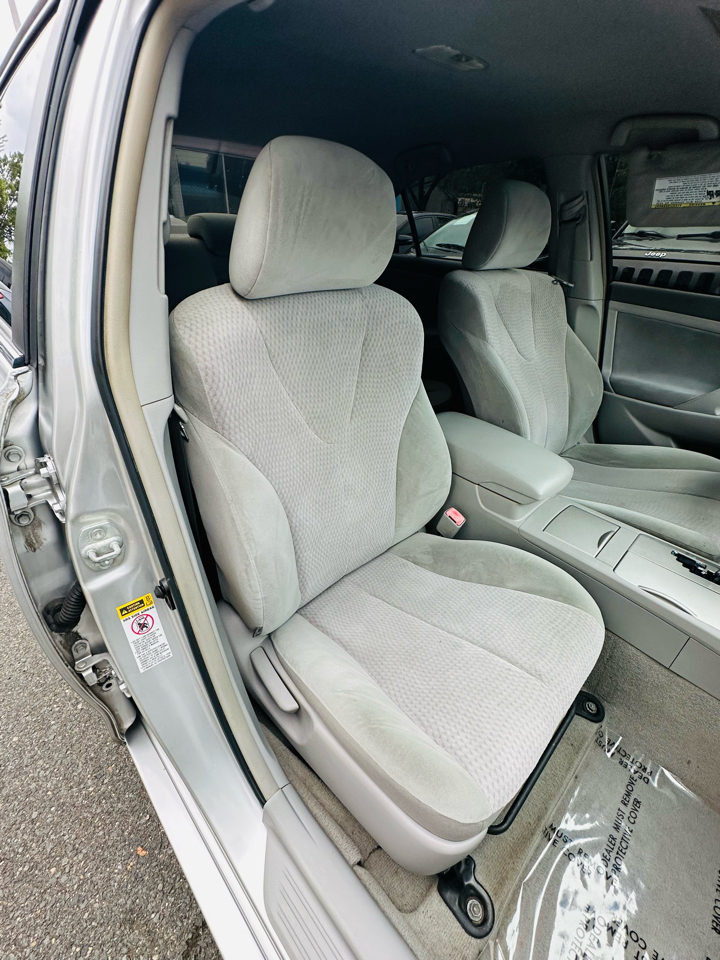 2010 Toyota Camry LE photo 17