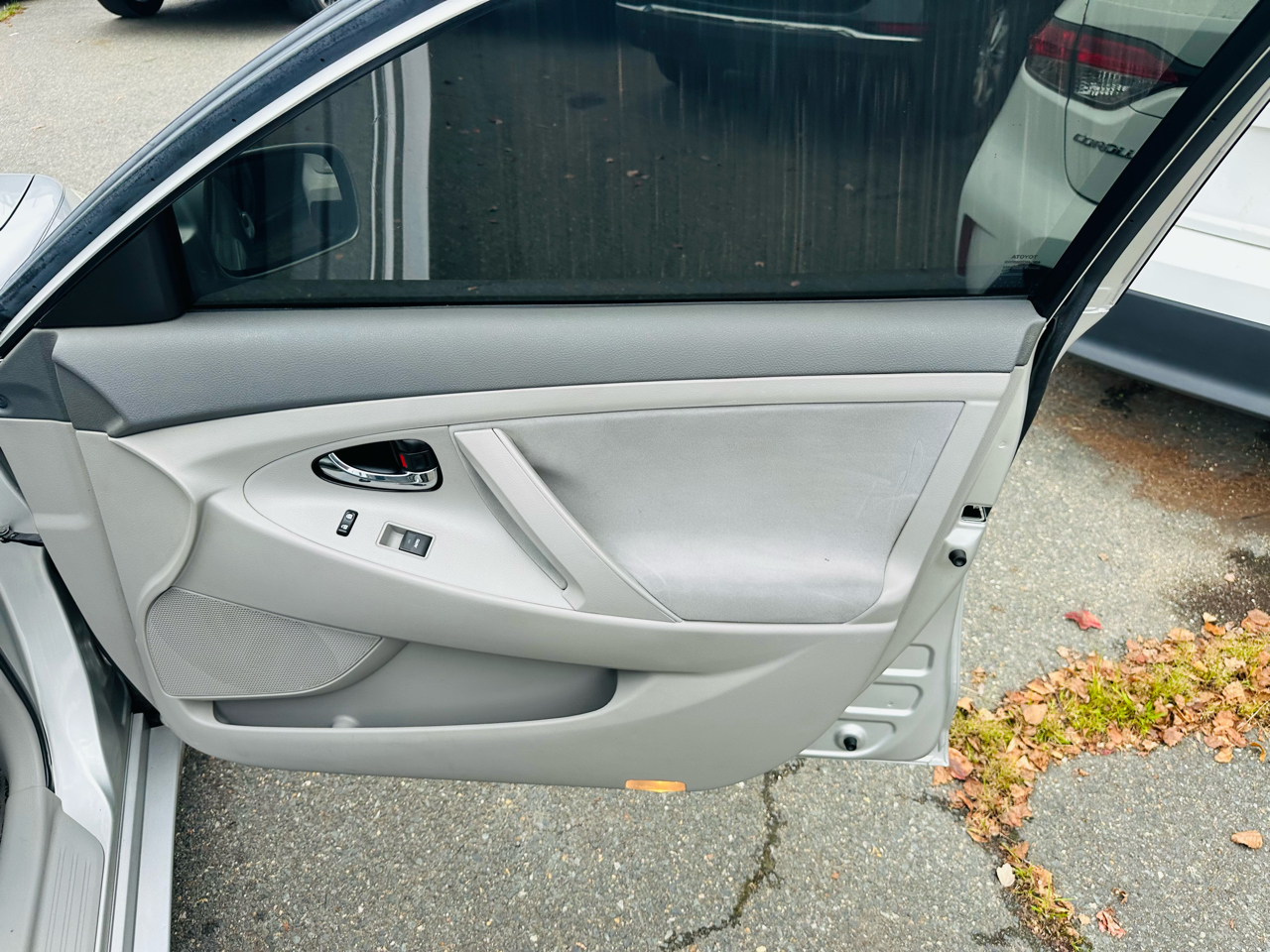 2010 Toyota Camry LE photo 18
