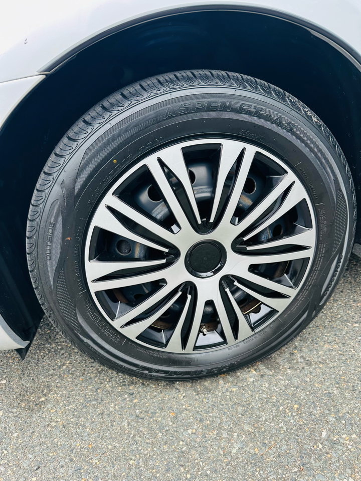2010 Toyota Camry LE photo 19